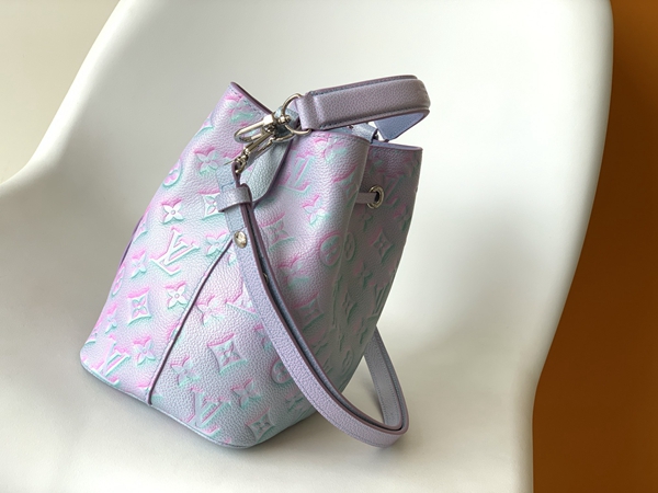 ルイヴィトンバッグ背面デザイン